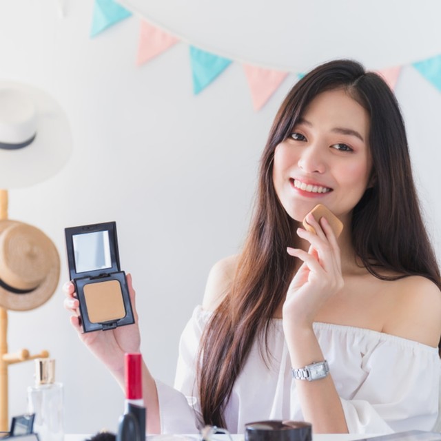 Ilustrasi mengaplikasikan compact powder Foto: Shutterstock