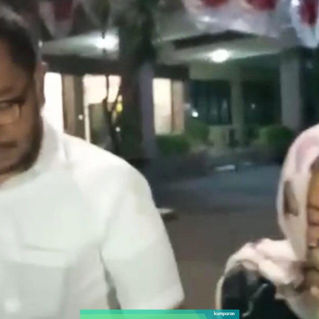 Ibu dari Jefri Nichol, Junita didampingi advokat Aris Marasabessy (kiri). Foto: Giovanni/kumparan