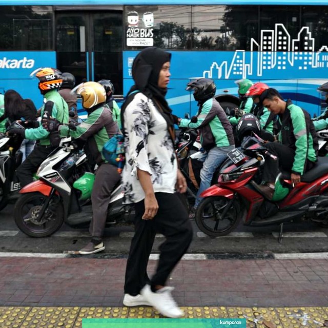 Suasana Ojek Online yang berada di Stasiun Palmerah, Jakarta, Rabu (24/7). Foto: Iqbal Firdaus/kumparan