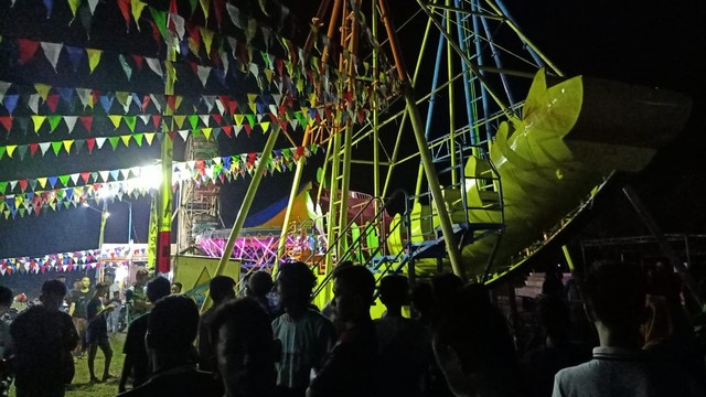 Wahana Kora-kora di Pasar Malam Lapangan Desa Jajarwayang, Kecamatan Bojong, Kabupaten Pekalongan pasca roboh. Foto: Dok. Istimewa