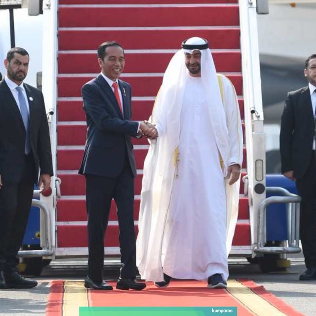 Presiden Joko Widodo berjabat tangan dengan Putra Mahkota Abu Dhabi Sheikh Mohamed Bin Zayed Al Nahyan saat kunjungan kenegaraan di Bandara Soekarno Hatta, Banten. Foto: ANTARA FOTO/Wahyu Putro A