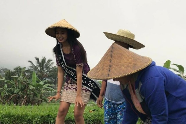 Pande Dwi Sinar Maheni bersama petani Jatiluwih saat mengikuti ajang pemilihan Teruna-teruni 2017 (IST)