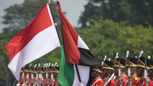 Petugas membawa bendera Indonesia dan Uni Emirat Arab saat kunjungan kenegaraan Putra Mahkota Abu Dhabi/Wakil Panglima Tertinggi Angkatan Bersenjata Uni Emirat Arab Sheikh Mohamed Bin Zayed Al Nahyan di Istana Bogor, Jawa Barat. Foto: ANTARA FOTO/Akbar Nugroho Gumay