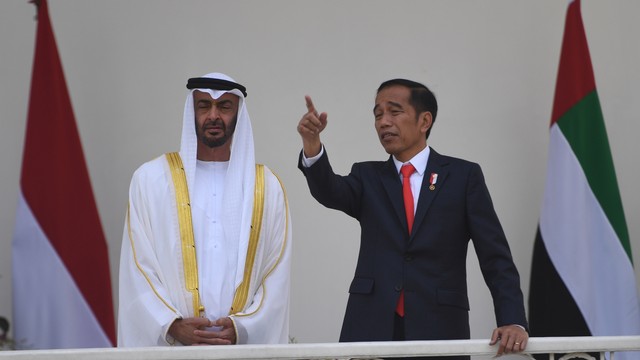 Presiden Joko Widodo (kanan) berbincang dengan Putra Mahkota Abu Dhabi/Wakil Panglima Tertinggi Angkatan Bersenjata Uni Emirat Arab Sheikh Mohamed Bin Zayed Al Nahyan (kiri) saat kunjungan kenegaraan di Istana Bogor, Jawa Barat. Foto: ANTARA FOTO/Akbar Nugroho Gumay