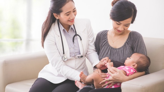 Ilustrasi tenaga kesehatan yang mendukung ibu menyusui. Foto: Shutterstock