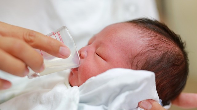 bayi minum ASI perah dengan cup feeder Foto: Shutterstock
