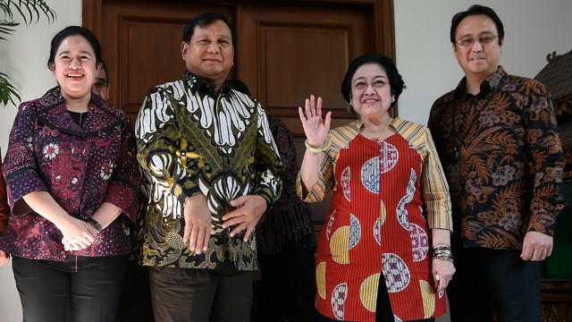 Ketua Umum PDI Perjuangan Megawati Soekarnoputri (kedua kanan) didampingi Puan Maharani (kiri) dan Prananda Prabowo (kanan) menerima Ketua Umum Partai Gerindra Prabowo Subianto (tengah) di kediaman Jalan Teuku Umar, Jakarta, Rabu (24/7). Foto: ANTARA FOTO/Puspa Perwitasari