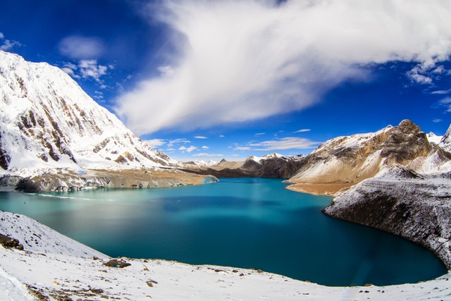 Pemandangan Danau Tilicho di Nepal Foto: Shutter Stock