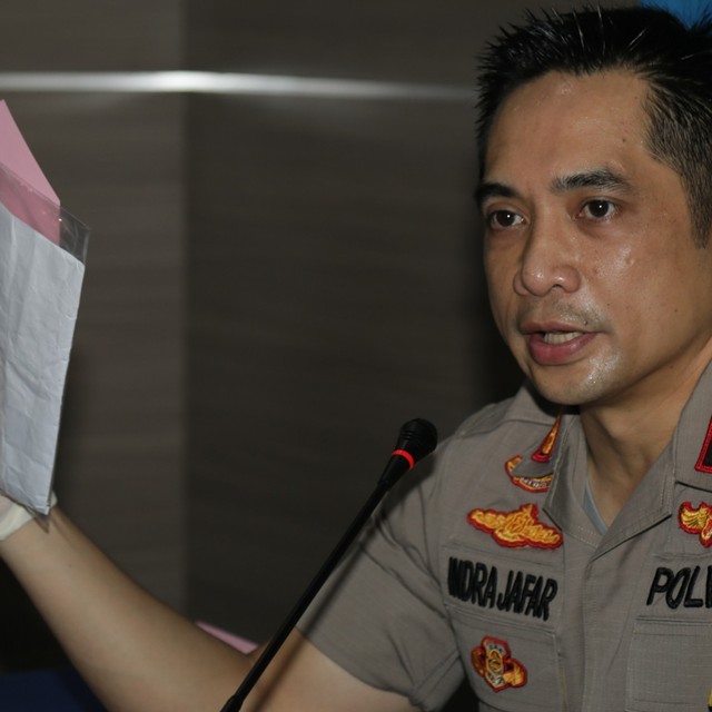 Kombes Pol Indra Jafar menunjukan barang bukti ganja milik Jefri Nichol. Foto: Nugroho Sejati/kumparan