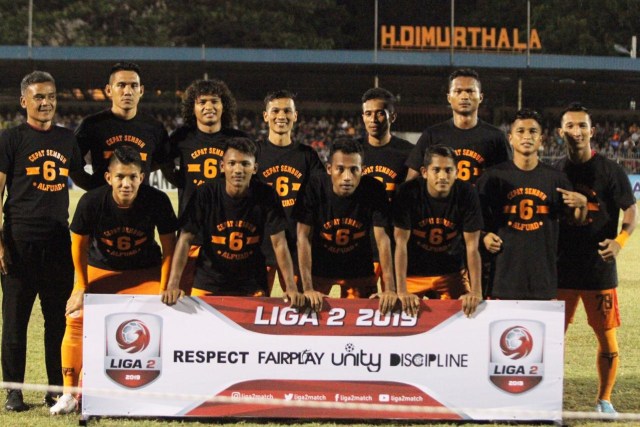 Skuad Persiraja Banda Aceh bersama Pelatih Hendri Susilo mengenakan baju hitam bertulisan "Cepat Sembuh Alfuad" dalam laga melawan Blitar Bandung United FC di Stadion H Dimurthala, Banda Aceh. Foto: MO Persiraja