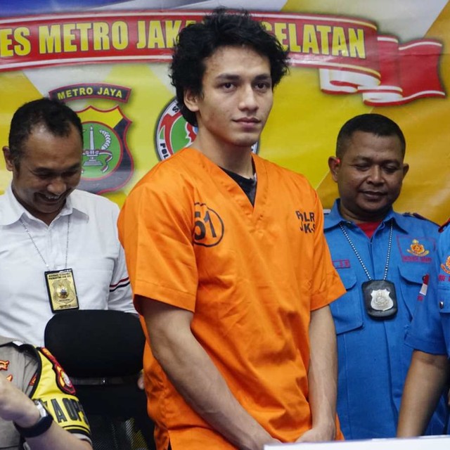 Aktor Jefri Nichol (tengah) saat dihadirkan di Rilis Narkoba dengan barang bukti Ganja di Polres Jakarta Selatan. Foto: Ronny