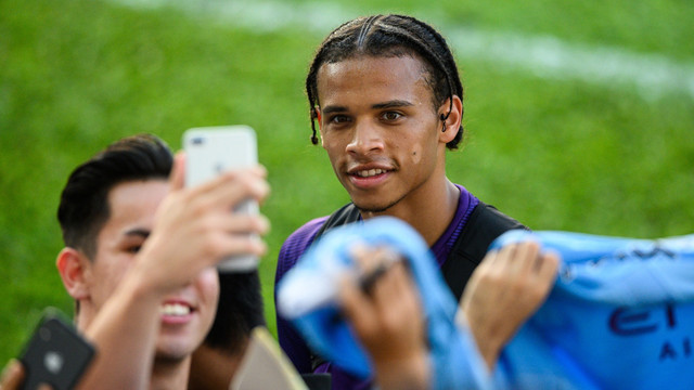 Leroy Sane diajak berswafoto oleh fan City di Hong Kong. Foto: AFP/Anthony Wallace
