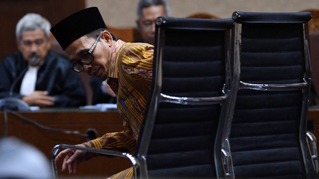 Terdakwa kasus dugaan suap jual beli jabatan di lingkungan Kementerian Agama Muafaq Wirahadi menjalani sidang lanjutan di Pengadilan Tipikor, Jakarta, Rabu (24/7). Foto: ANTARA FOTO/Sigid Kurniawan