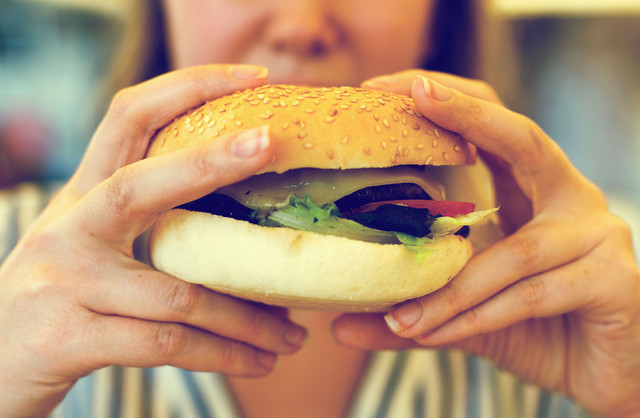 Ilustrasi makan pakai tangan Foto: Shutterstock