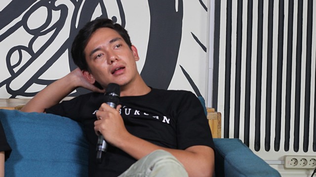 Pemain Film Perburuan, Adipati Dolken saat berkunjung ke kantor kumparan, Rabu (24/7). Foto: Faisal Rahman/kumparan