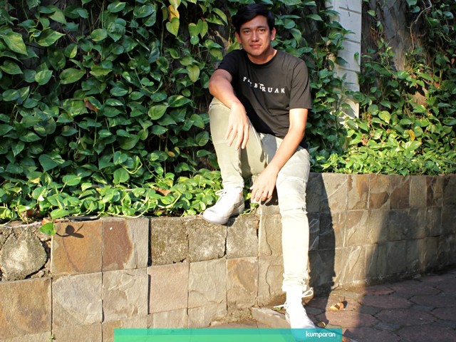 Pemain Film Perburuan, Adipati Dolken saat berkunjung ke kantor kumparan, Rabu (24/7). Foto: Faisal Rahman/kumparan