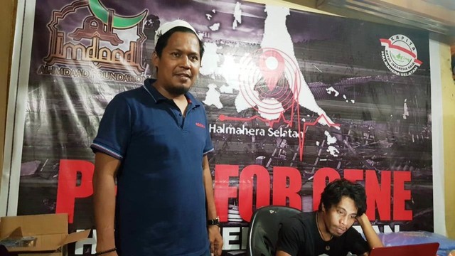 ketua Kapita Halsel Ikram M Nur saat berada di posko Pray For Gane. Foto: Faris Bobero