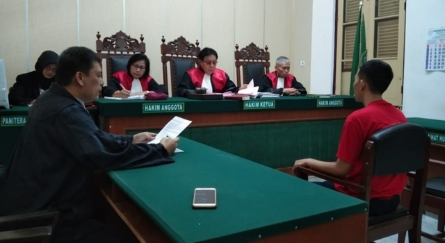 Warga Jabar penyebar hoaks saat menjalani persidangan . Foto: Rahmat Utomo/kumparan