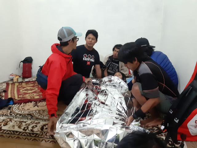 Penanganan korban hipotermia dibalut dengan thermal blanket. Foto: Tim Jelajah 54 Taman Nasional Indonesia