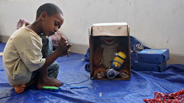 Aktivitas anak-anak imigran saat berada di tempat penampungan sementara di Kalideres, Jakarta,. Foto: Prabarini Kartika/kumparan