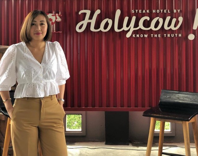 Wynda Mardio di restoran miliknya, Steak Hotel by Holycow Foto: Instagram @WyndaMardio