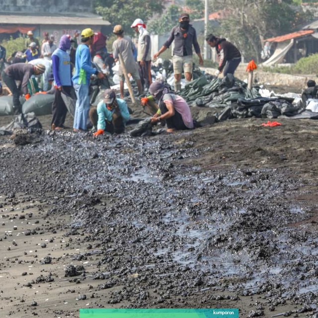Warga mengumpulkan tumpahan minyak (Oil Spill) yang tercecer di Pesisir Pantai Cemarajaya, Karawang, Jawa Barat. Foto: ANTARA FOTO/M Ibnu Chazar