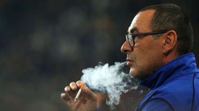 Maurizio Sarri menikmati sebatang rokok dalam pertandingan antara Empoli dan Juventus tahun 2015. Foto: AFP/Marco Bertorello