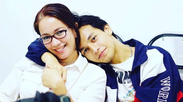 Jefri Nichol (kanan) dan ibunya Junita (kiri). Foto: Instagram @junitalandrat