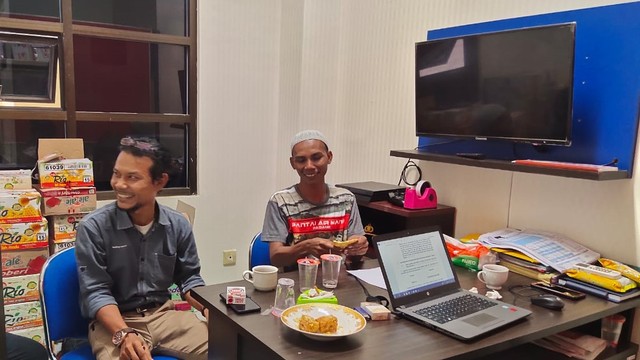 Kepala Desa Meunasah Rayeuk, Tgk Munirwan (kanan), didampingi staf Koalisi NGO HAM Aceh, saat berada di Polda Aceh. Dok. Zulfikar