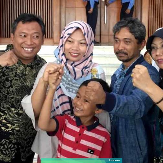 Senyum Baiq Nuril (kedua kiri) setelah DPR menyetujui pertimbangan Amesti di kompleks parlemen, Senayan, Jakarta. Foto: Paulina Herasmaranindar/kumparan