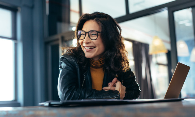 Ilustrasi perempuan bekerja di depan laptop. Foto: Shutterstock