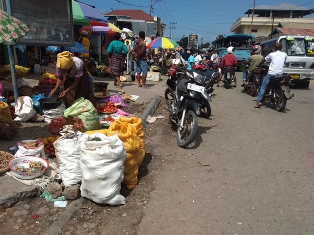 Kondisi Pasar Tradisional Wolowona yang dibiarkan tidak terurus. Foto oleh: Djolan Rinda,florespedia/kumparan.com