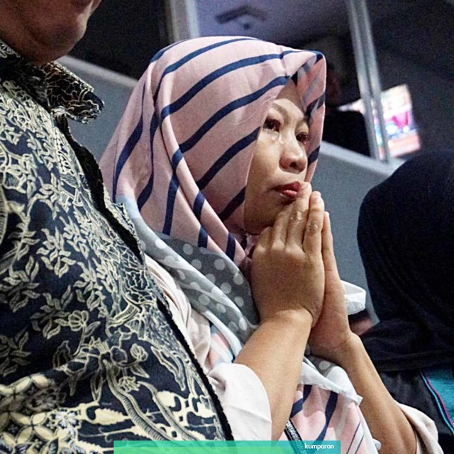 Baiq Nuril saat mendengar keputusan DPR  terkait pertimbangan amnesti di rapat paripurna. Foto: Fanny Kusumawardhani/kumparan
