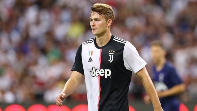 De Ligt cetak gol bunuh diri ke gawang Juventus. Foto: Pakawich Damrongkiattisak/Getty Images