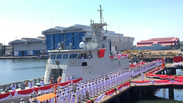 PT PAL Indonesia (Persero) meluncurkan satu unit Kapal Cepat Rudal (KRC) 60 meter  ‘Kerambit’, yang diberi nama KRI Kerambit 627, Kamis (25/7). Foto: Yuana Fatwalloh/kumparan