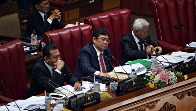 Ketua Sidang Paripurna Bambang Soesatyo (kiri), Utut Adianto (tengah) dan Agus Hermanto (kanan) memimpin sidang paripurna di Komplek Parlemen, Jakarta, Kamis (25/7). Foto: Fanny Kusumawardhani/kumparan