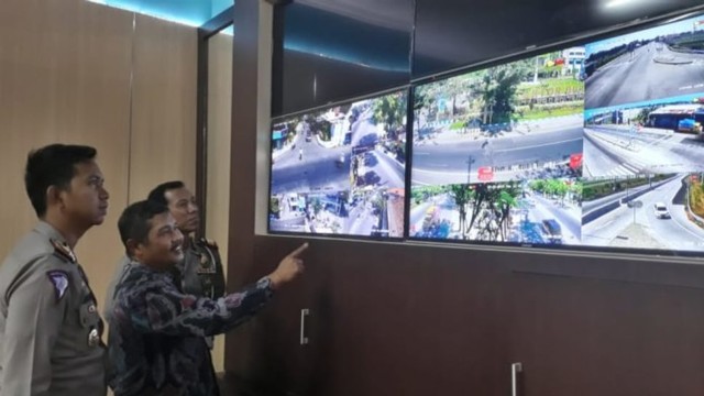 Kasatlantas Polres Probolinggo dan Polres Probolinggo Kota bersama Ketua FLLAJ memantau CCTV di kantor Dishub Kabupaten Probolinggo.