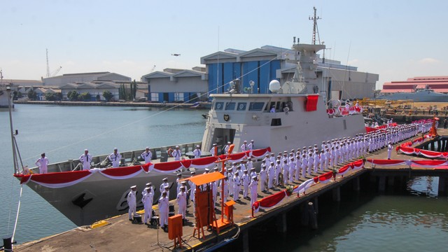 Sejumlah prajurit TNI Angkatan Laut berbaris di samping Kapal Cepat Rudal (KCR) Kerambit 627 saat upacara serah terima kapal itu di PT PAL Indonesia (Persero), Surabaya, Jawa Timur. Foto: ANTARA FOTO/Didik Suhartono