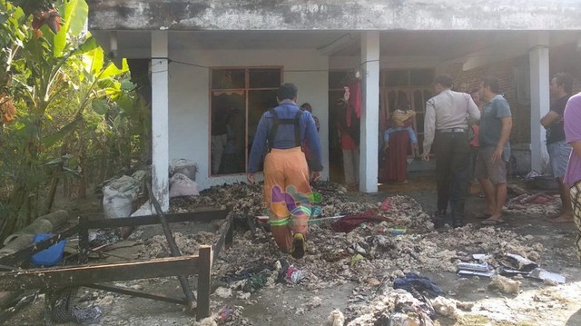 Bangunan rumah milik Suwadi bin Madirin (63), warga Dusun Besari Desa Tulungagung RT 016 RW 004 Kecamatan Baureno Kabupaten Bojonegoro, yang terbakar. Kamis (25/07/2019)