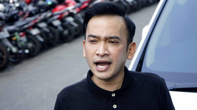 Presenter Ruben Onsu saat ditemui wartawan seusai mengisi acara di studio Trans Tv, Jakarta, Kamis, (25/7). Foto: Ronny