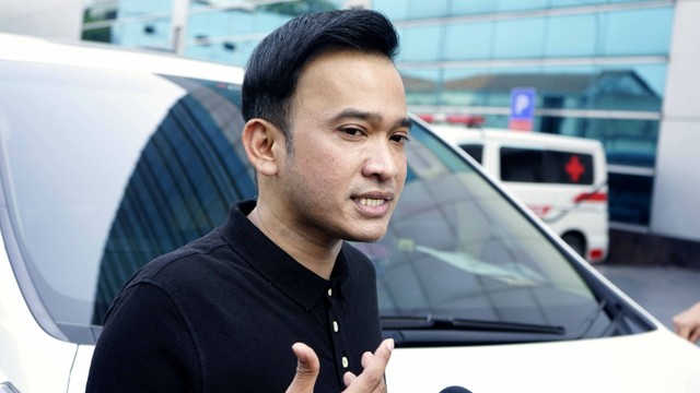 Presenter Ruben Onsu saat ditemui wartawan seusai mengisi acara di studio Trans Tv, Jakarta, Kamis, (25/7). Foto: Ronny