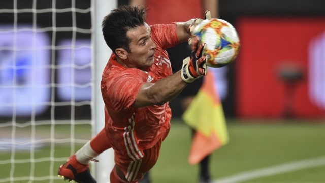 Buffon menyelamatkan penalti di laga ICC 2019 melawan Inter Milan. Foto: HECTOR RETAMAL / AFP