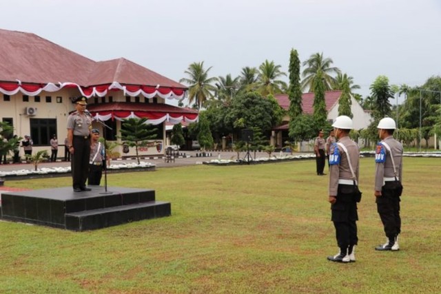 Upacara Pemberhentian Tidak Dengan Hormat (PTDH) dua personel Polres Aceh Utara di halaman Mapolres Aceh Utara, Kamis (25/7). Foto: Dok. Polres Aceh Utara