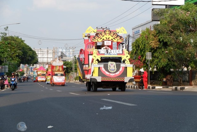 Rombongan mobil hias saat melintasi Jalan Ahmad Yani, Bandar Lampung, Kamis (25/7) | Foto : Obbie Fernando/Lampung Geh