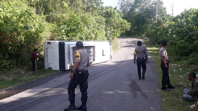 Bus yang mengangkut rombongan mahasiswa IAIN Palu terbalik di pinggir bahu Jalan Trans Palu –Tolitoli, tepatnya di Gunung Salome, Dusun Bayang, Desa Rerang, Kecamatan Dampelas, Kabupaten Donggala, Sulawesi Tengah, Kamis (25/7). Foto: Istimewa