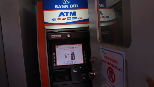 ATM di Kapal Bahtera Seva II, melengkapi layanan perbankan di BRI Teras Kapal. Foto: Wendiyanto Saputro