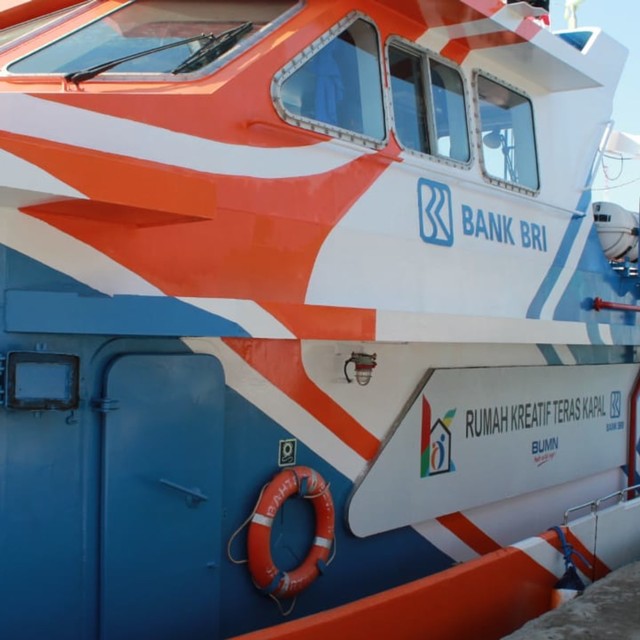 Bahtera Seva II, kapal layanan perbankan milik Bank BRI atau BRI Teras Kapal yang melayani wilayah kepulauan di Flores, NTT. Foto: Wendiyanto Saputro