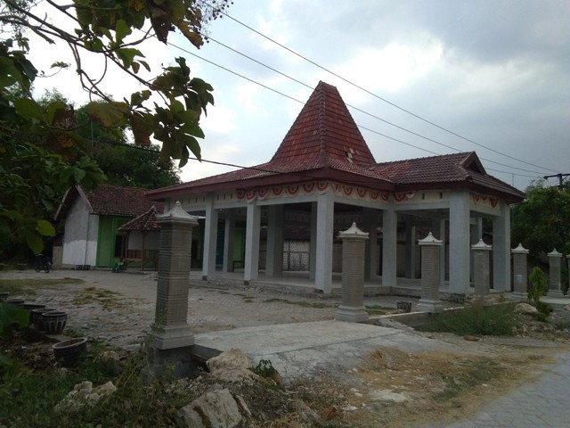 Balai Desa Jegreg yang berada di Dusun Desa Jegreg. Tampak bangunan ini belum seratus persen selesai. Pagar dan plang nama sebagai identitas desa belum terpasang. (Supriyadi)
