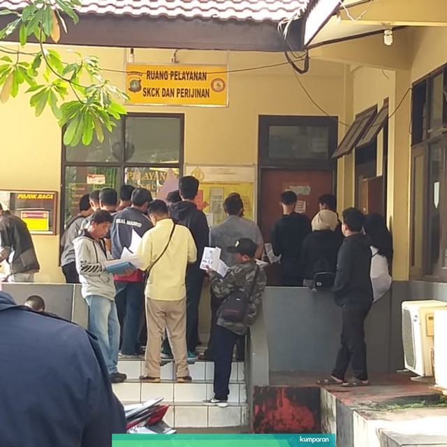 Pelayanan di ruang SKCK Polsek Cimanggis tetap jalan. Foto: Fadjar Hadi/kumparan