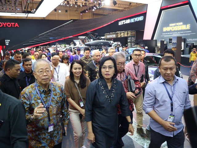 Menteri Keuangan Sri Mulyani saat mengunjungi GIIAS 2019, Rabu (24/7). Foto: Ghulam Muhammad Nayazri / kumparanOTO